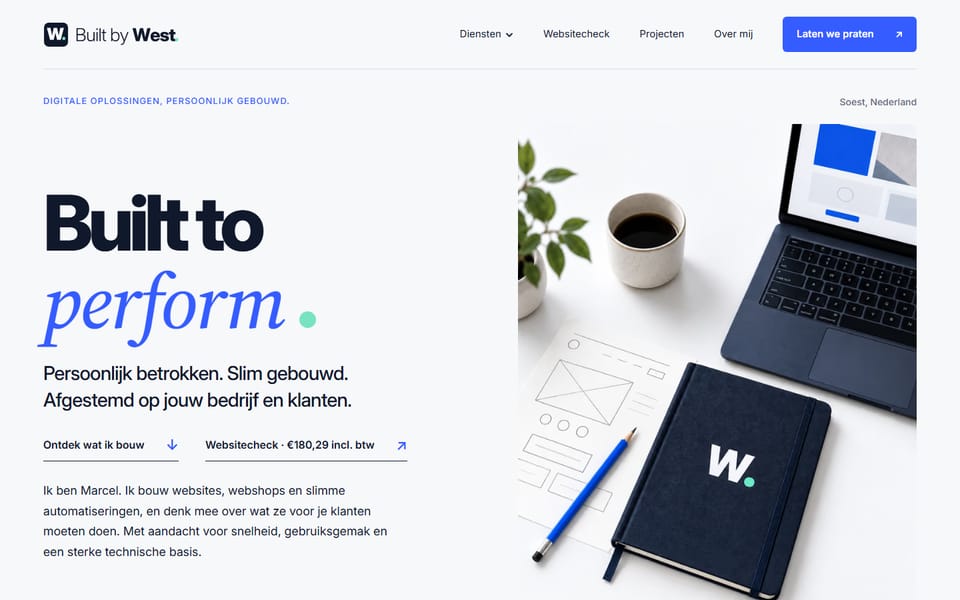 Homepage van builtbywest.nl: kop Built to perform naast een werkplekfoto met laptop en notitieboek, met in het menu Diensten, Websitecheck, Projecten en Over mij