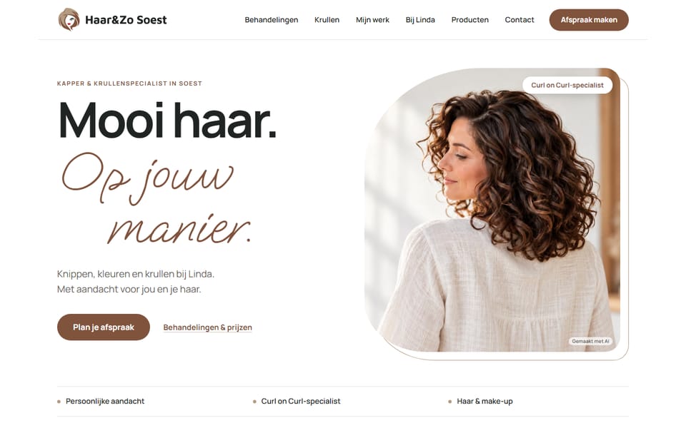 Homepage van haarenzosoest.nl: kop Mooi haar, op jouw manier, AI-sfeerbeeld van een vrouw met krullen, knop Plan je afspraak