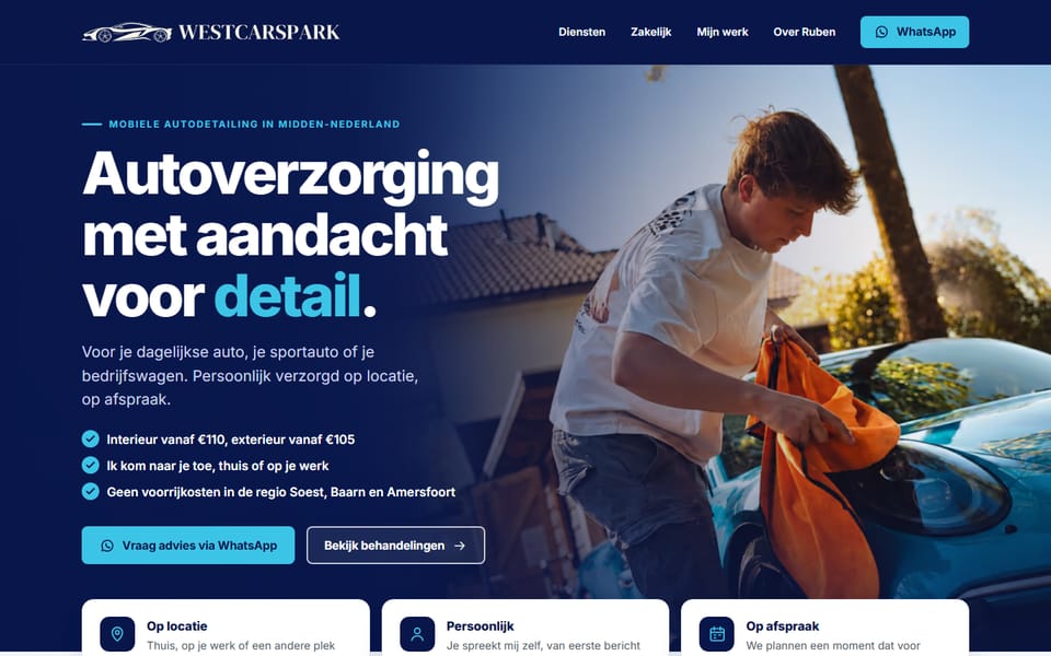 Homepage van westcarspark.nl: kop Autoverzorging met aandacht voor detail, Ruben droogt een blauwe auto, WhatsApp-knop